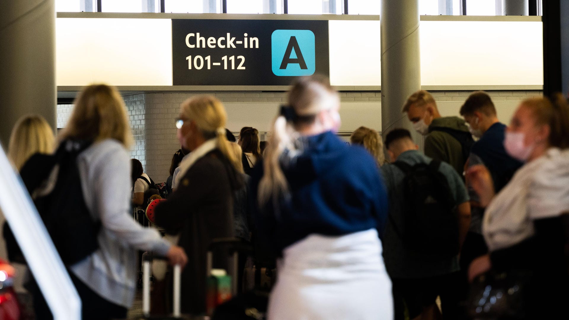 Flugpassagiere in Hannover: Wer künftig aus einem Virusvariantengebiet nach Deutschland zurückkehrt und vollständig geimpft ist, kann mit einer kürzeren Quarantäne rechnen.