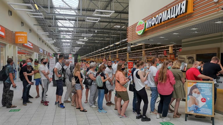 Schlange in einem russischem Supermarkt für Corona-Impfungen: Die russische Regierung strebt trotz großer Skepsis in der Bevölkerung eine hohe Impfquote an.