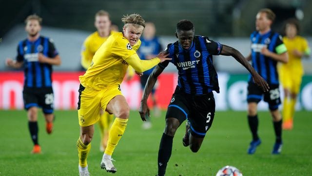 Odilon Kossounou vom FC Brügge (r) im Zweikampf mit dem Dortmunder Erling Haaland. Odilon Kossounou vom FC Brügge (r) im Zweikampf mit dem Dortmunder Erling Haaland.