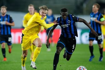 Odilon Kossounou vom FC Brügge (r) im Zweikampf mit dem Dortmunder Erling Haaland.
