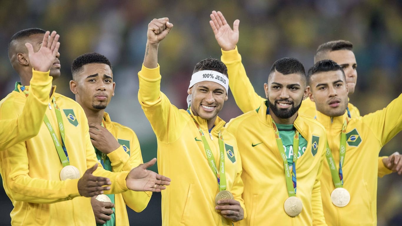 Neymar (M.) holte mit der brasilianischen Olympia-Auswahl 2016 in Rio dank eines Finalsieges gegen Deutschland Gold.