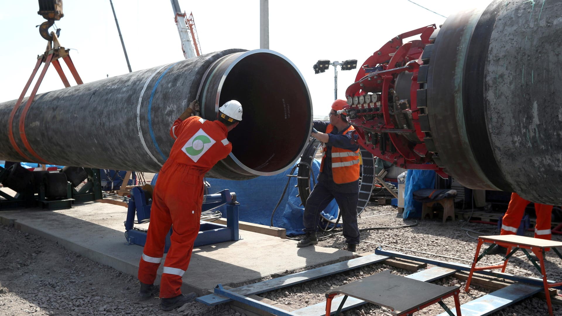 Arbeiter setzen Teile der Nord Stream 2 zusammen: Aus der Ukraine kommt Kritik an dem Abkommen zwischen Berlin und Washington. Arbeiter setzen Teile der Nord Stream 2 zusammen: Aus der Ukraine kommt Kritik an dem Abkommen zwischen Berlin und Washington.