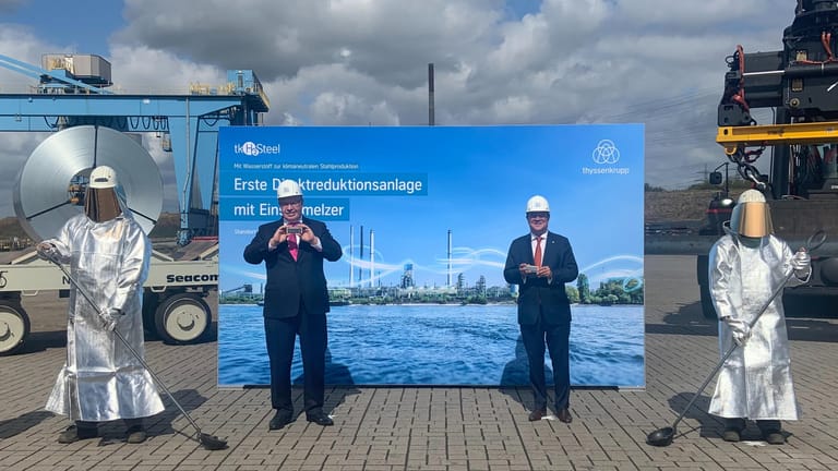 Peter Altmaier und Armin Laschet 2020 in Duisburg bei Thyssen- Krupp