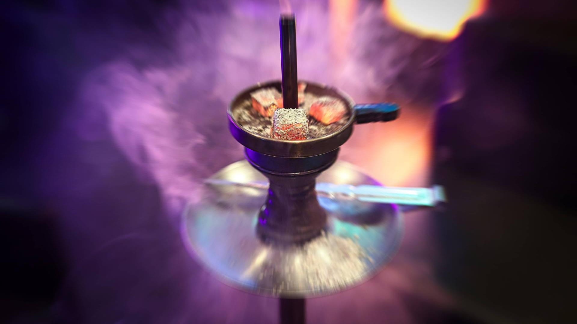 Eine Shisha-Wasserpfeife (Symbolbild): Bei einer Kontrolle musste eine Shisha-Bar evakuiert werden.