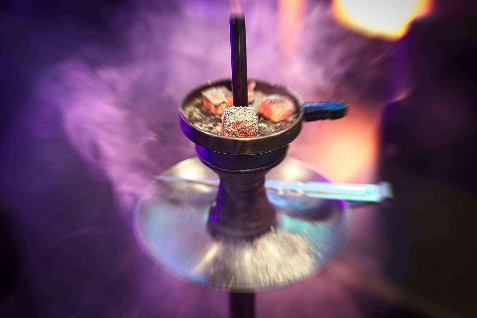 Eine Shisha-Wasserpfeife (Symbolbild): Bei einer Kontrolle musste eine Shisha-Bar evakuiert werden.