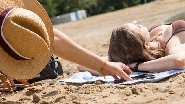 Freibad: Wer sein Handy beim Freibadausflug nicht im Auge behält, geht bei einem Diebstahl mitunter leer aus.