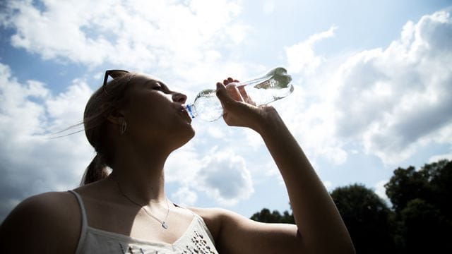 Mindestens 1,5 Liter Flüssigkeit sollte man bei sommerlichen Temperaturen täglich trinken - am besten Wasser, ungesüßte Tees oder Schorlen. Mindestens 1,5 Liter Flüssigkeit sollte man bei sommerlichen Temperaturen täglich trinken - am besten Wasser, ungesüßte Tees oder Schorlen.