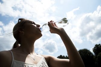 Mindestens 1,5 Liter Flüssigkeit sollte man bei sommerlichen Temperaturen täglich trinken - am besten Wasser, ungesüßte Tees oder Schorlen.