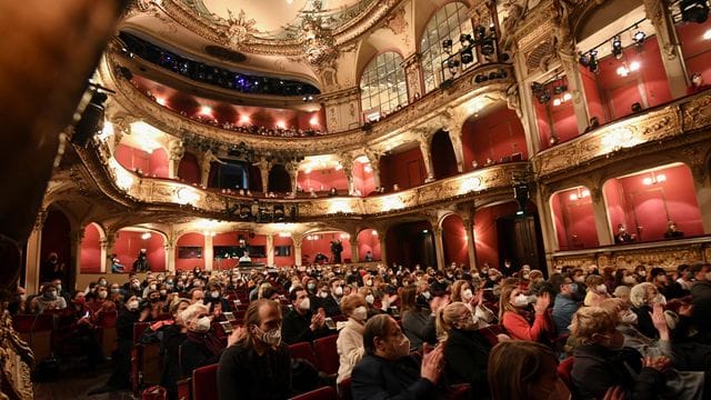 Das Publikum applaudiert dem Berliner Ensemble Das Publikum applaudiert dem Berliner Ensemble