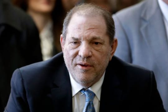 Ex-Filmproduzent Harvey Weinstein, der wegen Vergewaltigung und sexueller Nötigung eine langjährige Haftstrafe absitzt, ist in Los Angeles wegen weiterer Sexualstraftaten angeklagt worden.