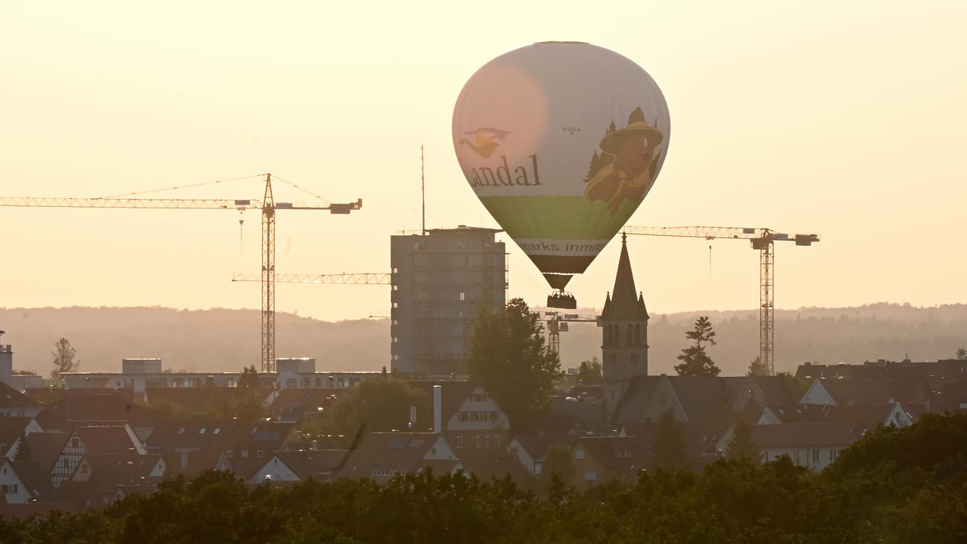 Der nach Angaben des Herstellers größte jemals in Deutschland produzierte Heißluftballon schwebt bei seiner Jungfernfahrt über Stuttgart: 12 500 Kubikmeter Volumen misst der grün-weiße Rekordballon den Angaben zufolge.