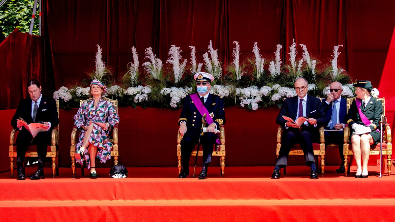 Belgische Königsfamilie bei Militärparade am Nationalfeiertag in Brüssel: Prinzessin Delphine, Jim O'Hare, Prinz Laurent, Prinz Lorenz und Prinzessin Astrid