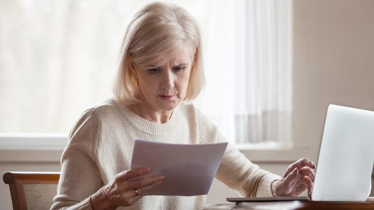 Ältere Frau erhält ihren Steuerbescheid (Symbolbild): Sie haben einen Monat Zeit, Einspruch dagegen einzulegen.