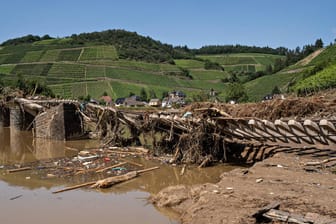 Durch das Hochwasser zerstörte Eisenbahnbrücke nahe der Stadt Marienthal (Symbolbild): Die Bahn muss zahlreiche Strecken neu bauen oder sanieren.