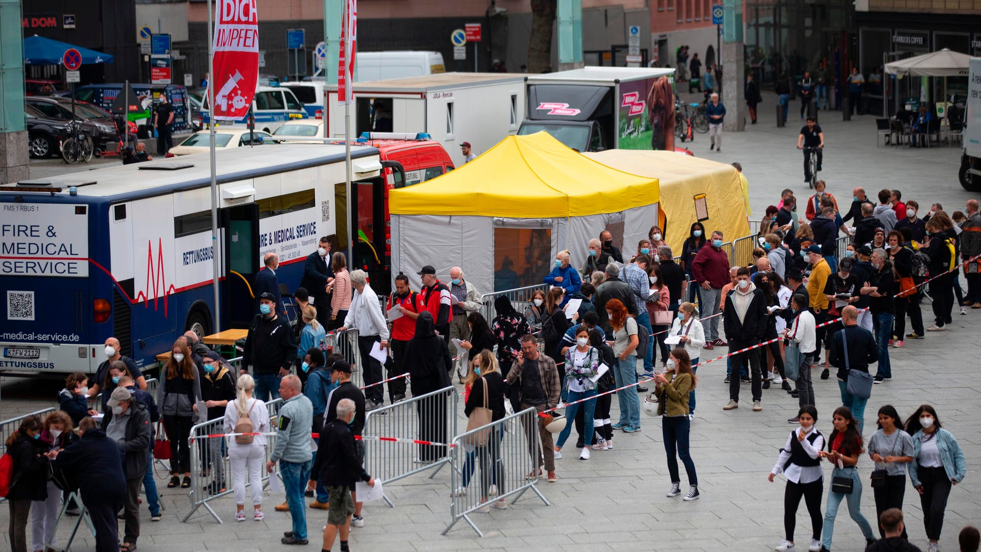 Menschen stehen Schlange vor dem Kölner Dom (Archivbild): Die mobile Impfaktion der Stadt Köln geht weiter. Menschen stehen Schlange vor dem Kölner Dom (Archivbild): Die mobile Impfaktion der Stadt Köln geht weiter.
