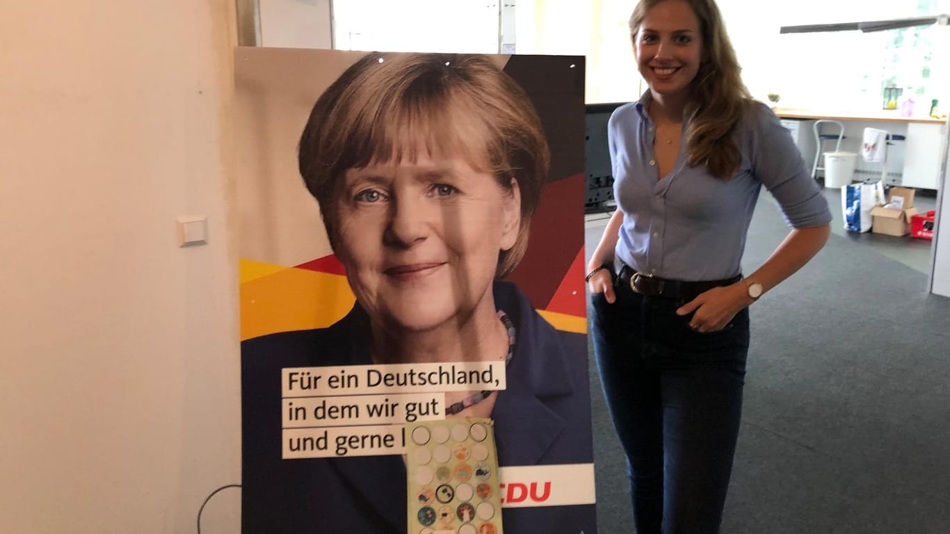 Winter in ihrem Wahlkampf-Büro neben einem alten Plakat von Angela Merkel: "Wieso hat die Politik in den letzten 30 Jahren nur so wenig versucht, was zu ändern?"