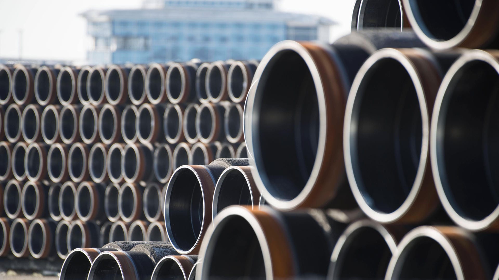 Pipeline-Röhren für den Transport von Erdgas lagern im Seehafen Sassnitz-Mukran: Russland hat die Einigung zwischen USA und Deutschland kritisiert.