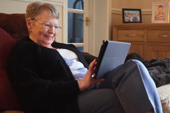 Ältere Frau mit Tablet (Symbolbild): Die Renten langjährig Versicherter zogen deutlich an.