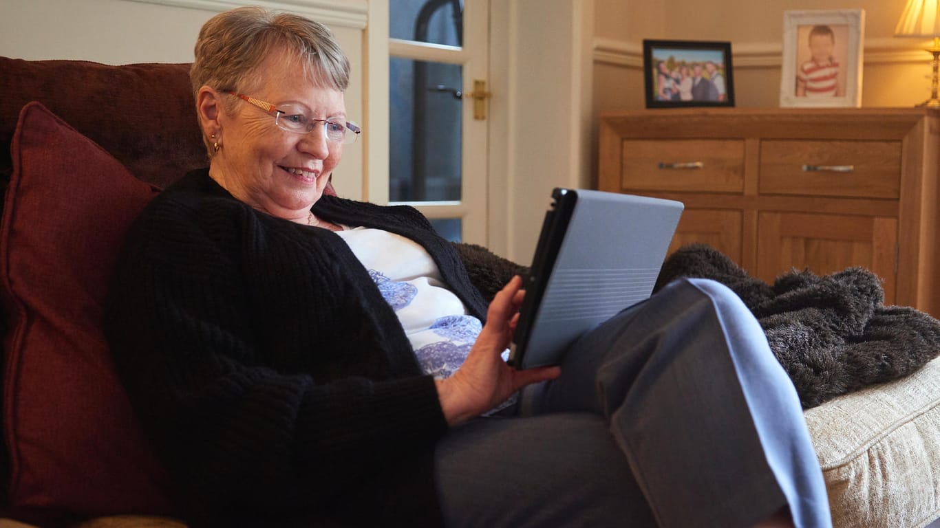 Ältere Frau mit Tablet (Symbolbild): Die Renten langjährig Versicherter zogen deutlich an.