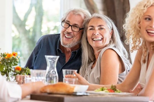 Senioren: Eine ausgewogene, pflanzenbasierte Ernährung hilft dabei, im Alter gesund zu bleiben.