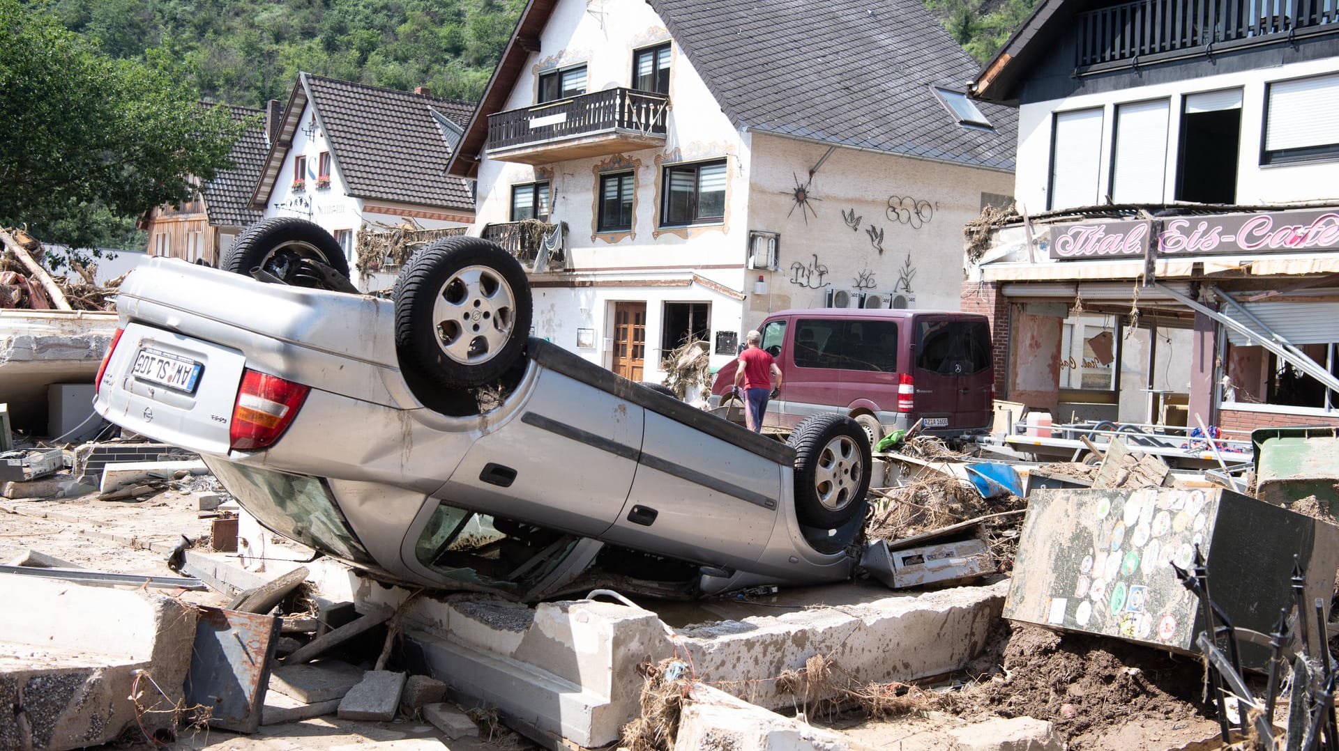 Der zerstörte rheinland-pfälzische Ort Altenahr: Unser Gemeinden an die Klimakrise anzupassen, wird zur Überlebensfrage, meint Grünen-Klimaprolitikerin Lisa Badum.