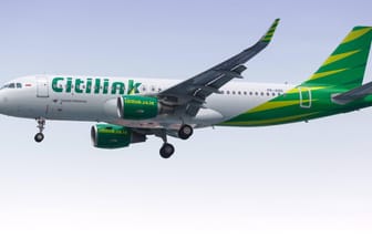 Ein Flieger der Airline Citilink: Auf einem Flug in Indonesien soll ein Mann mit der Burka und dem negativen PCR-Test seiner Frau verreist sein. (Symbolfoto)