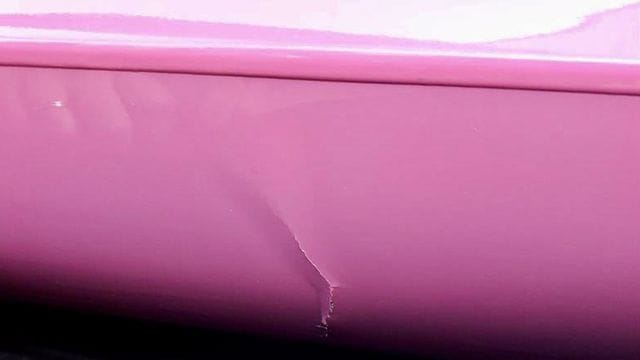 Ein Gabelstapler hat das pinke Viererkajak schwer beschädigt. Ein Gabelstapler hat das pinke Viererkajak schwer beschädigt.