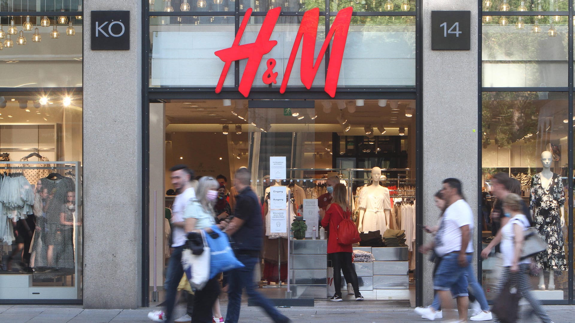 H&M-Filiale in Düsseldorf (Symbolbild): Die Modekette will 2021 rund 250 Geschäfte schließen.