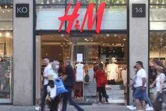 H&M-Filiale in Düsseldorf (Symbolbild): Die Modekette will 2021 rund 250 Geschäfte schließen.