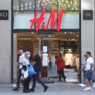 H&M-Filiale in Düsseldorf (Symbolbild): Die Modekette will 2021 rund 250 Geschäfte schließen.