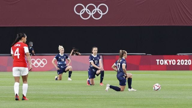 Weil der Kniefall von fünf Frauenfußball-Teams in den Zusammenschnitten fehlte, hatte es Kritik am IOC gegeben. Weil der Kniefall von fünf Frauenfußball-Teams in den Zusammenschnitten fehlte, hatte es Kritik am IOC gegeben.