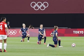 Weil der Kniefall von fünf Frauenfußball-Teams in den Zusammenschnitten fehlte, hatte es Kritik am IOC gegeben.