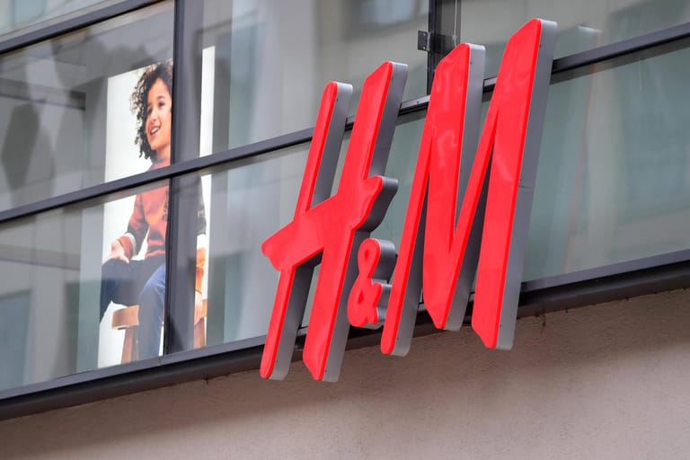 Die Modekette H&M schrumpft. 2021 sollen etwa 250 Filialen dichtmachen. Dabei hatte das Unternehmen zuletzt trotz der Corona-Krise wieder schwarze Zahlen geschrieben.