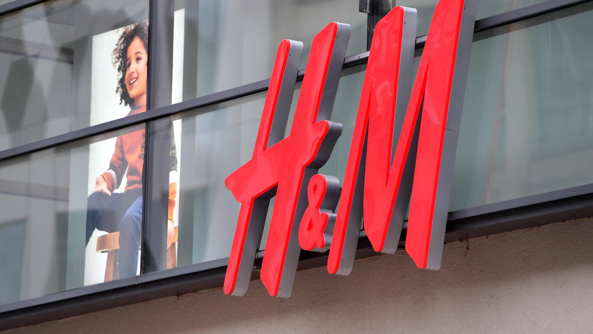 Die Modekette H&M schrumpft. 2021 sollen etwa 250 Filialen dichtmachen. Dabei hatte das Unternehmen zuletzt trotz der Corona-Krise wieder schwarze Zahlen geschrieben.