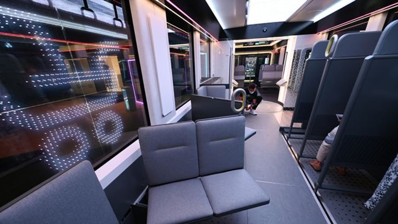 Im IdeenzugCity der DB Regio gibt es automatisch anpassbare Sitz- und Stehlandschaften.