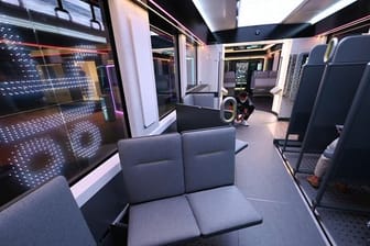 Im IdeenzugCity der DB Regio gibt es automatisch anpassbare Sitz- und Stehlandschaften.