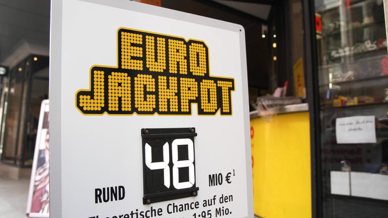 "Eurojackpot" steht auf einem Schild (Symbolbild): Eine Mutter aus Brandenburg hat einen großen Gewinn gemacht.
