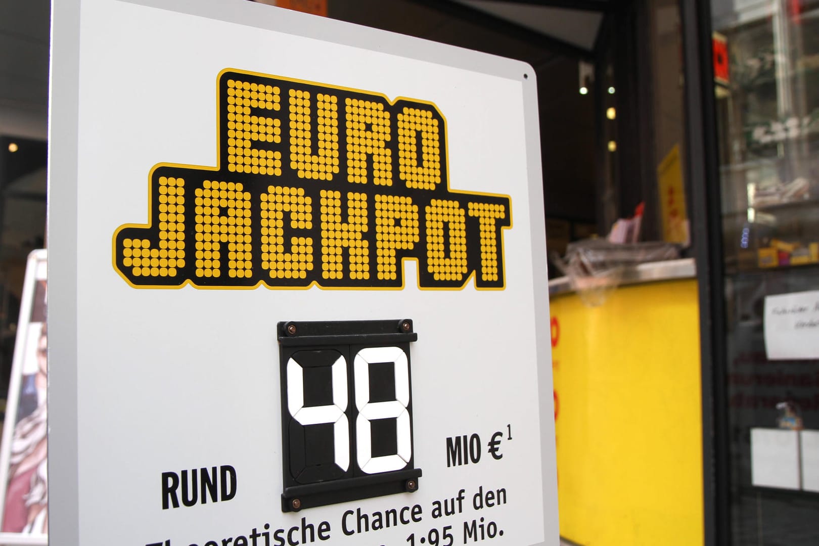 "Eurojackpot" steht auf einem Schild (Symbolbild): Eine Mutter aus Brandenburg hat einen großen Gewinn gemacht.