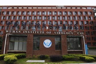 Das Wuhan Institute of Virology: In der chinesischen Stadt Wuhan war das Virus Ende 2019 zum ersten Mal aufgetaucht. Der Chef der Weltgesundheitsorganisation fordert, unter anderem Labore in China zu kontrollieren.