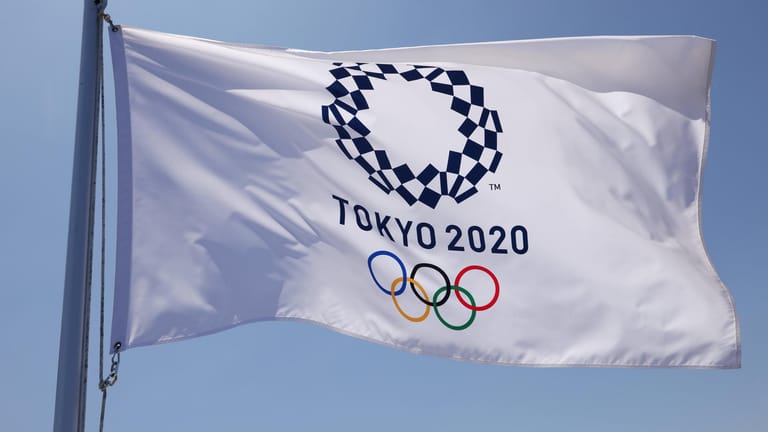 Die olympische Flagge weht in Tokio. (Archivbild)