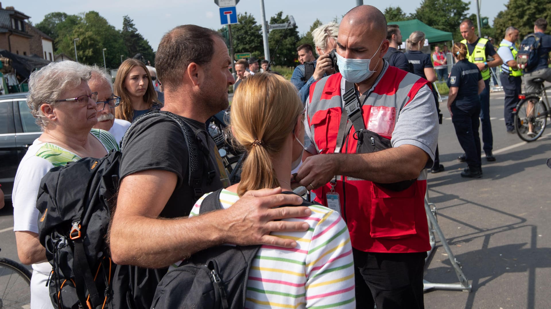 Mitarbeiter einer Sicherheitsfirma kontrollieren an Straßensperre zum Ortsteil Blessem den Zugang: Erste Anwohner können in ihre Häuser zurück.