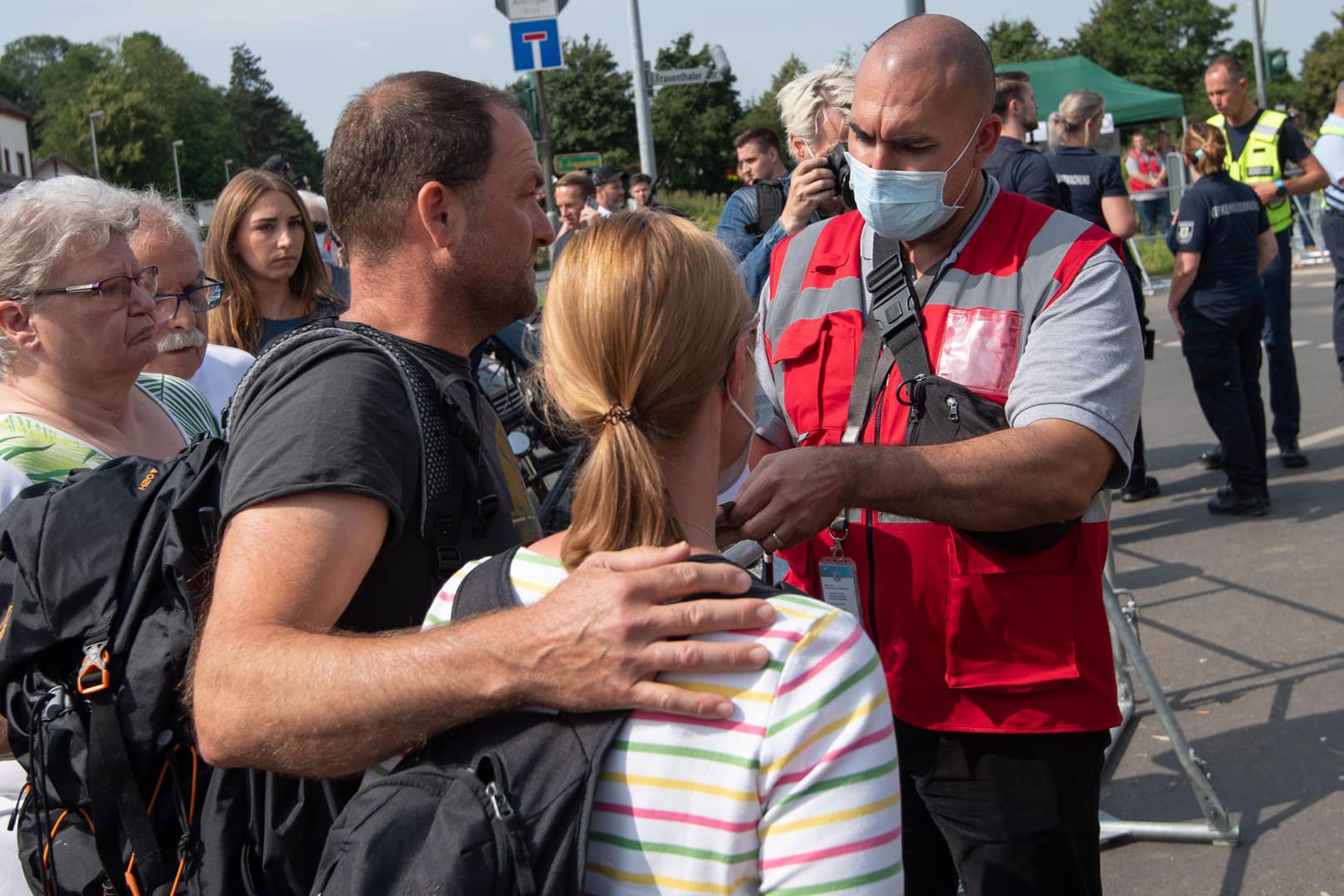 Mitarbeiter einer Sicherheitsfirma kontrollieren an Straßensperre zum Ortsteil Blessem den Zugang: Erste Anwohner können in ihre Häuser zurück.