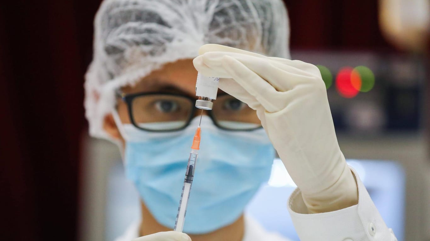 Ein medizinischer Mitarbeiter zieht eine Impfung auf: Biontech steht kurz davor, als erster ausländischer mrna-Impfstoff in China Anwendung zu finden.