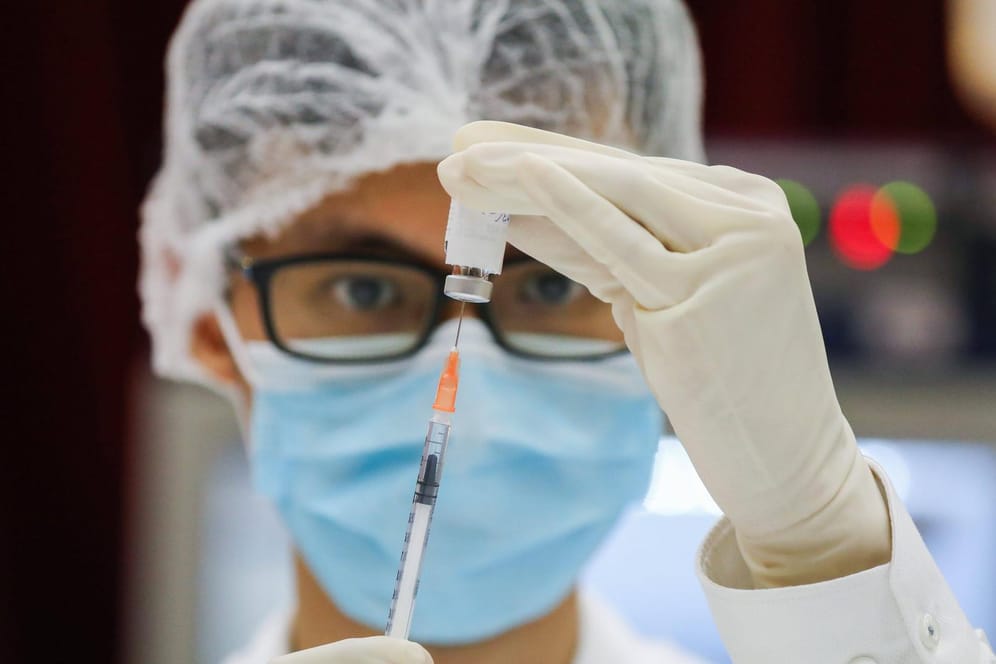 Ein medizinischer Mitarbeiter zieht eine Impfung auf: Biontech steht kurz davor, als erster ausländischer mrna-Impfstoff in China Anwendung zu finden.