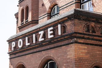 Ein Polizeigebäude in Hamburg (Symbolbild): Die Ermittler tappen hinsichtlich des Verschwindens zweier Männer auch nach ihrer Rückkehr im Dunkeln.