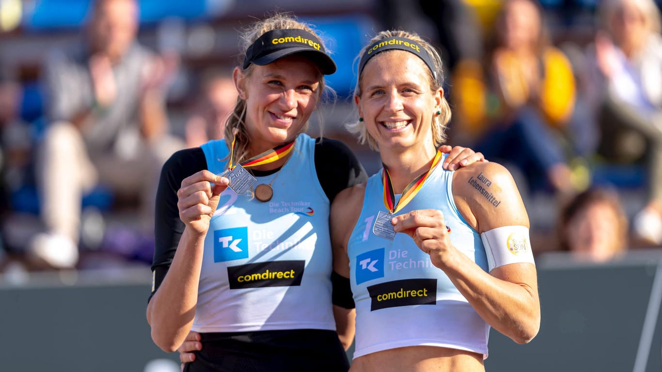 Siegerehrung der Deutschen Meisterschaften: Margareta Kozuch (l.) und Laura Ludwig freuen sich über ihre Silbermedaille.