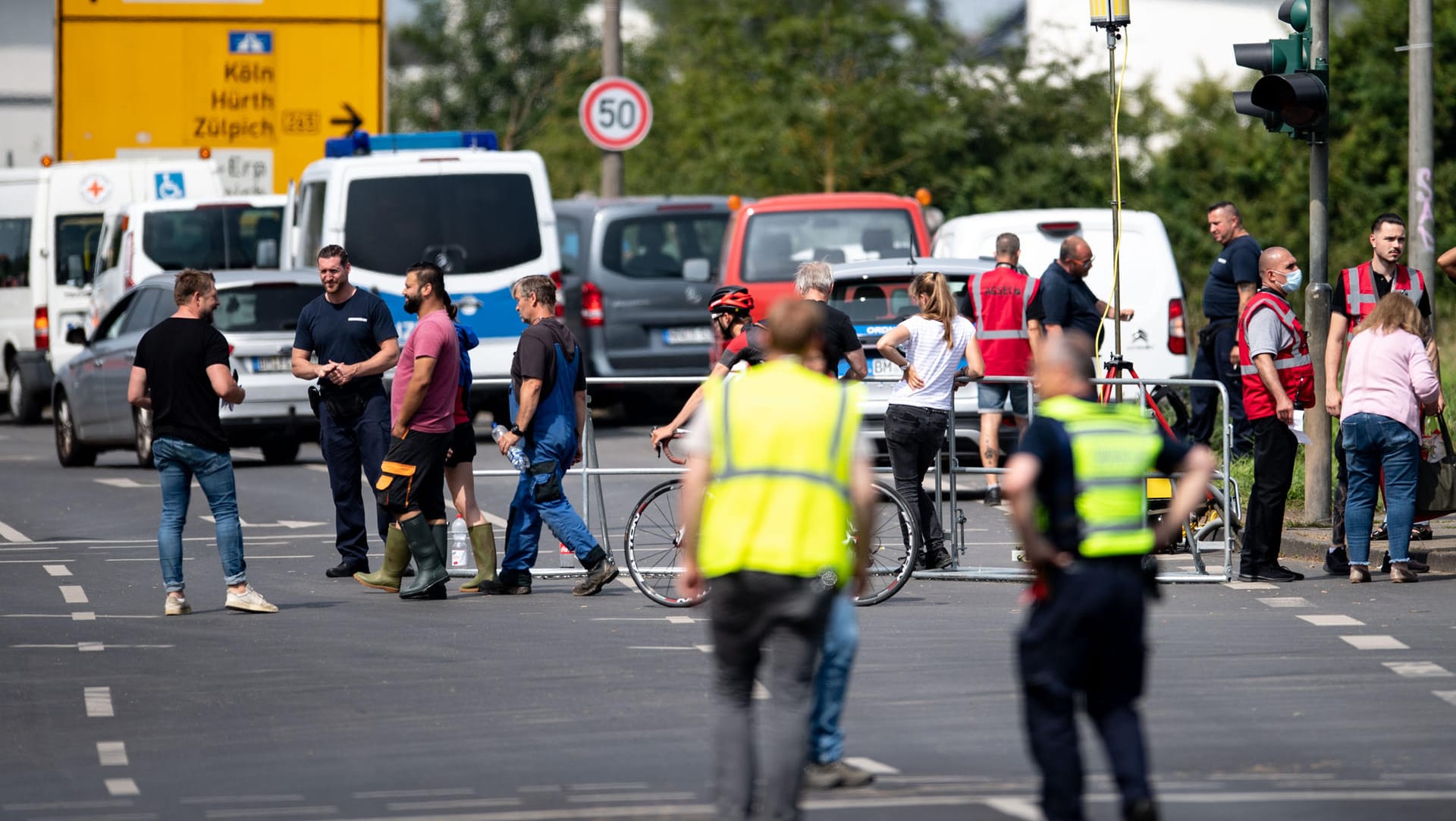 Blick auf die abgesperrte Zufahrt: Anwohner sollten zunächst nur zurück, um persönliche Gegenstände zu holen.