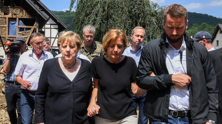 Angela Merkel stützt die an Multipler Sklerose erkrankte Malu Dreyer: Das Foto erhielt viel Aufmerksamkeit in den Medien.