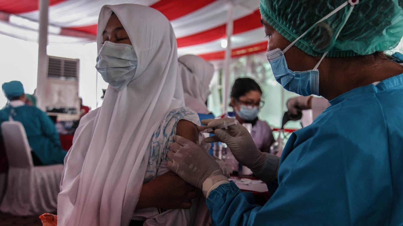 Impfung in Indonesien mit dem Sinovac-Vakzin (Archiv): China hat seinen Impfstoff an eine Vielzahl von Entwicklungsländer ausgeliefert.