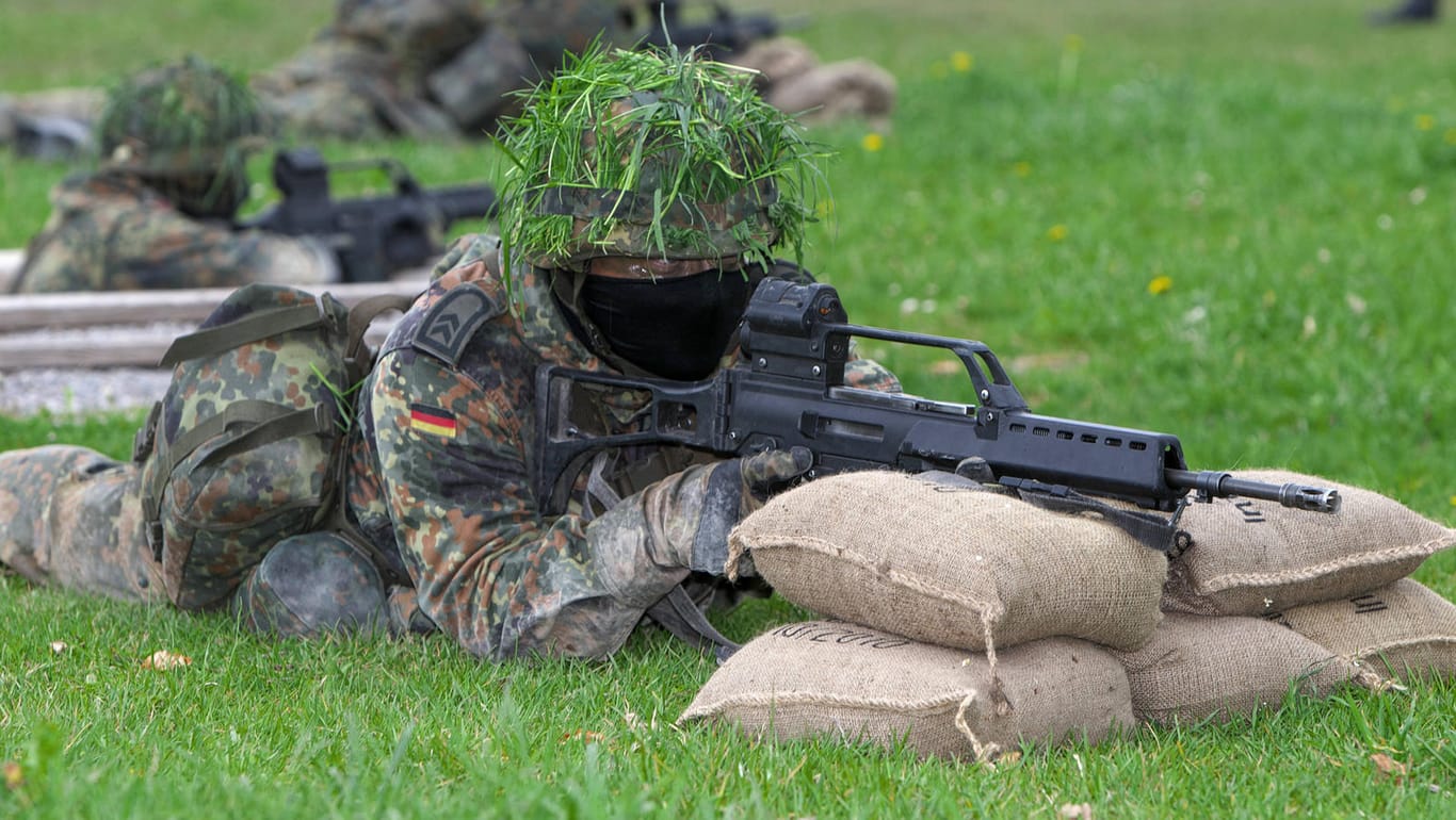Ein Bundeswehrsoldat mit Sturmgewehr von Heckler & Koch (Symbolbild): Zwei Waffenhersteller ringen um einen Großauftrag des Bundes.
